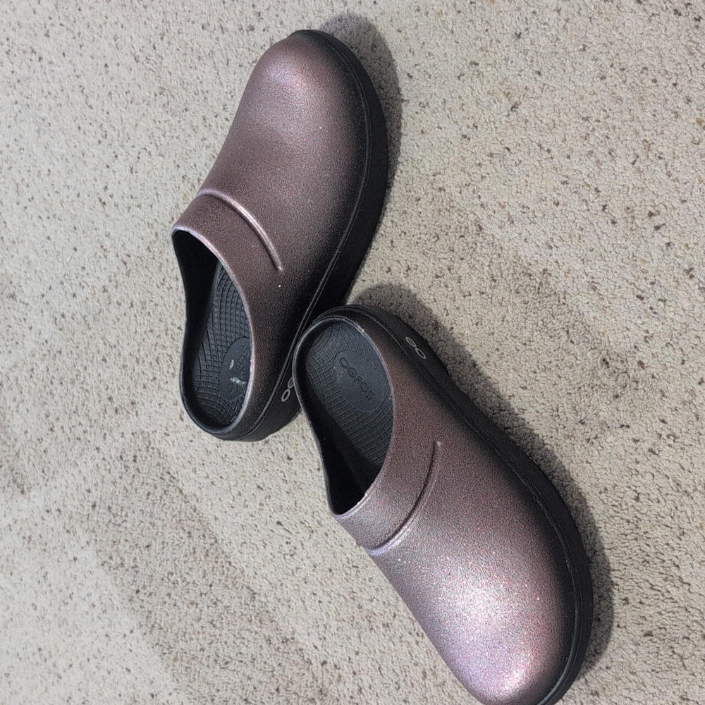 OOFOS Shimmering Rose Clogs